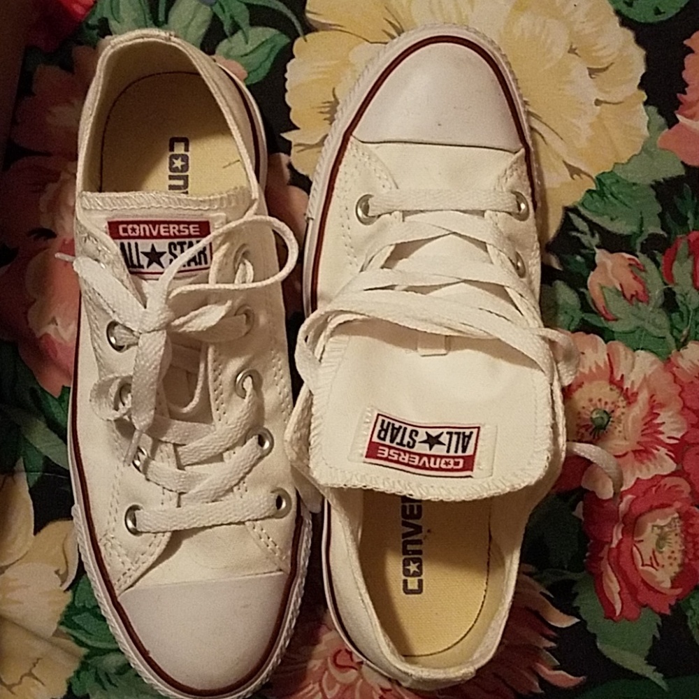 Converse  tennis shoes